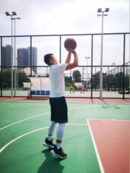 刻苦训练篮球时如何避免受伤的建议_2